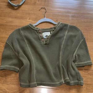 URBAN OUTFITTERS CROPPED TEE